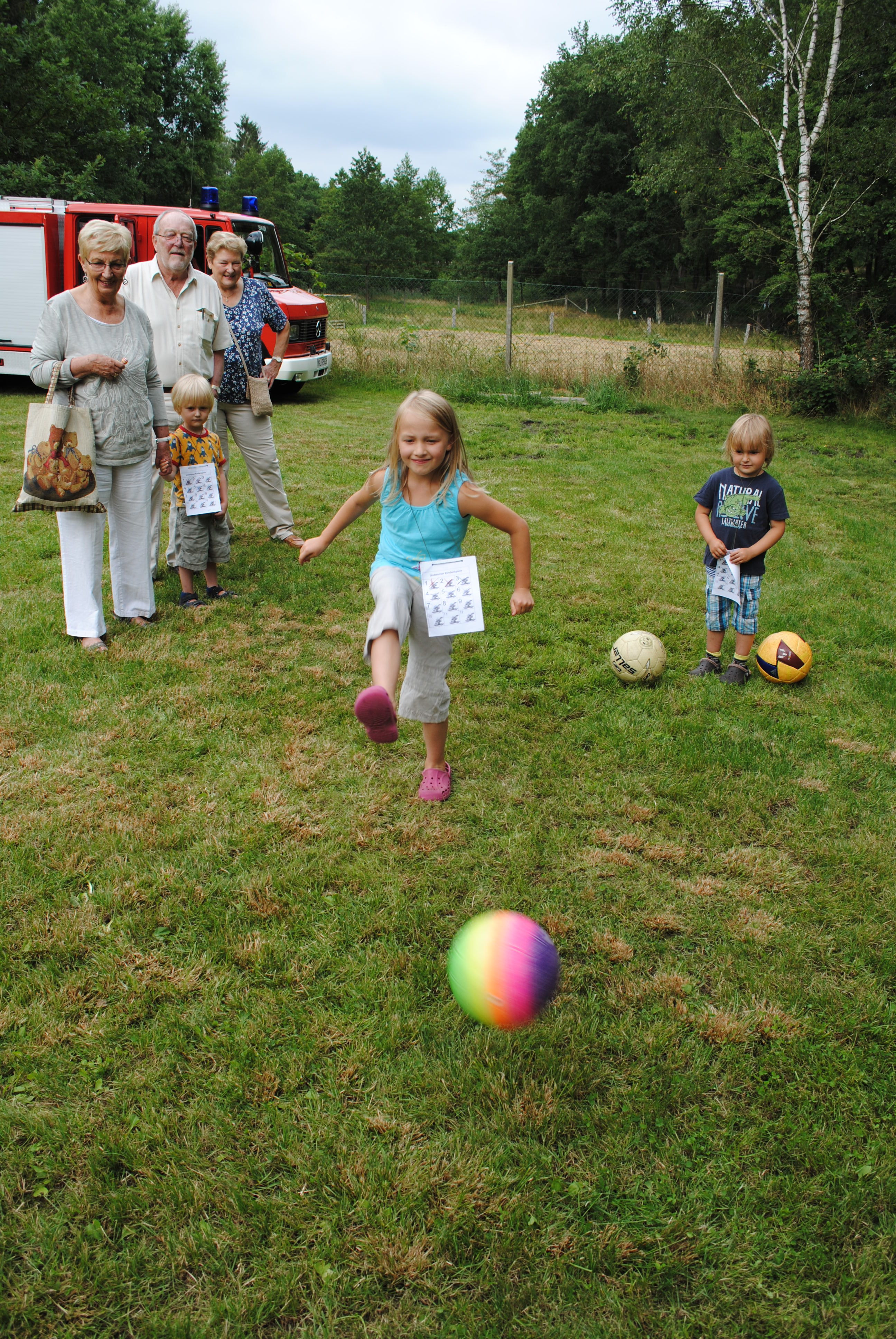 Helena (7) hatte großen Spaß beim Torwandschießen