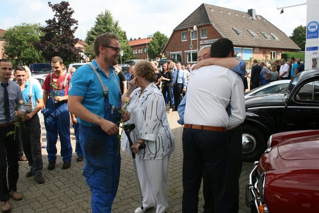 Auch die Mitarbeiter gratulierten Anneliese und Harald Witte zum Jubiläum | Foto: Kuhn+Witte