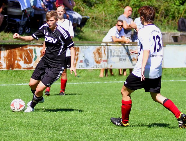 Neuzugang Annal-Lena Otto (li.) brachte den VfL schon in der 2. Spielminute mit 1:0 in Führung