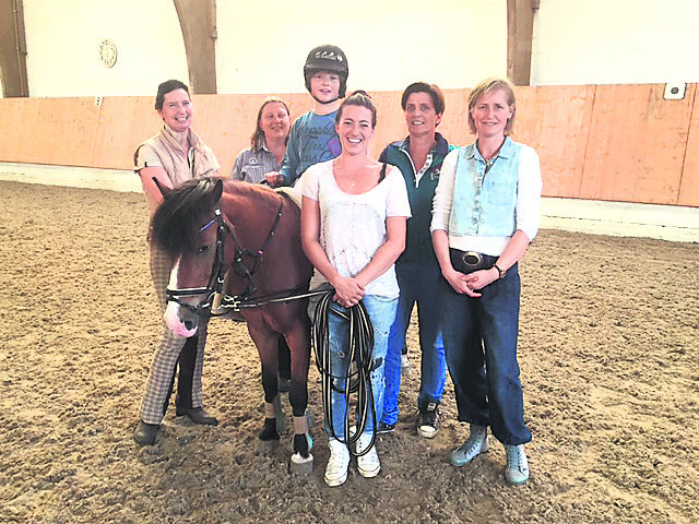 Leo Schless auf dem Pony mit dem NISA-Team (v. li.): Ina Neuhaus, Anja Weidner, Anneke Behr, Iris Schless und Kristina Weber
