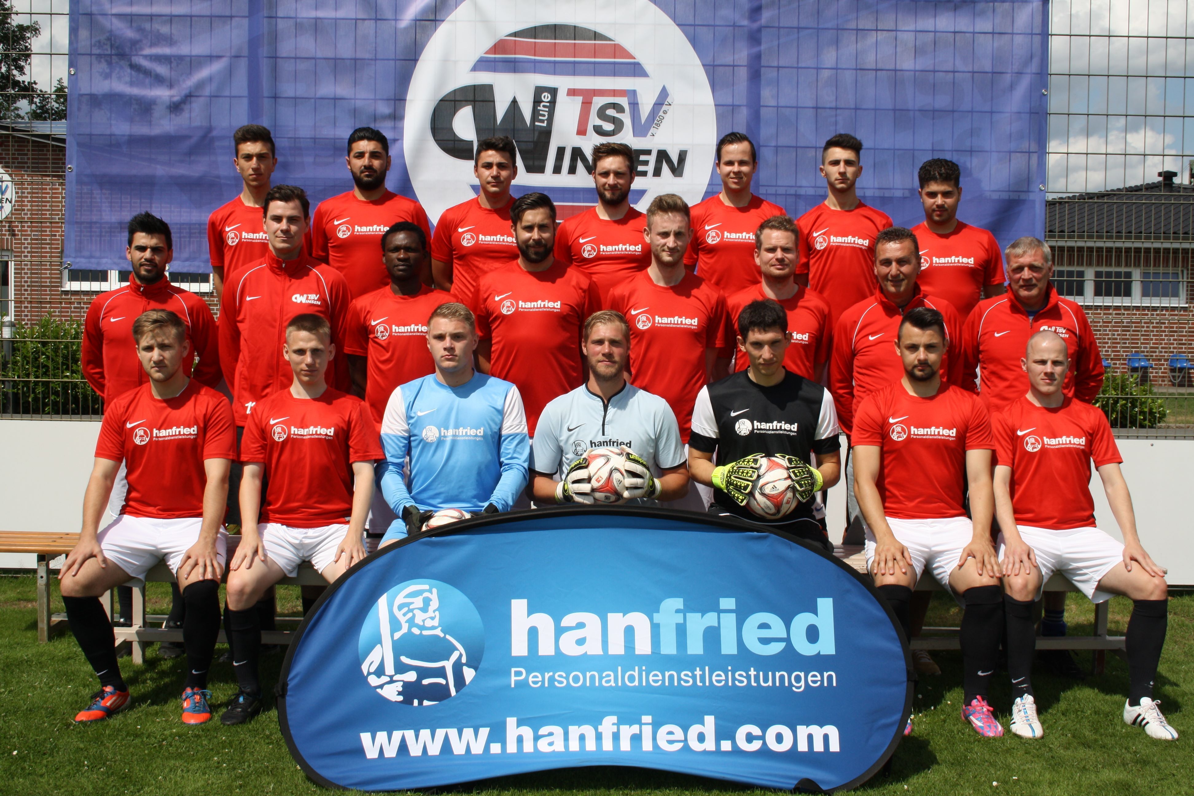 Die Mannschaft des TSV Winsen mit Neu-Coach Jens Hackstein (re.) und Co-Trainer Marcin Zaplata (li.) ist gut aufgestellt für die neue Saison in der Fußball-Bezirksliga II