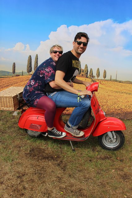 Urlaubsfeeling: Dieses Paar ließ sich vor einer Panoramawand mit italienischer Kulisse ablichten | Foto: ab