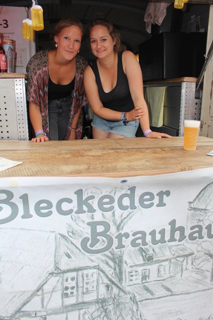 Erfrischung gefällig: Die Damen vom Bleckeder Brauhaus servierten leckeren Gerstensaft | Foto: ab