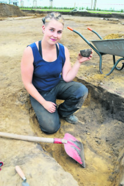 Studentin Eva Ristau fand eine besonders interessante Scherbe mit Fingernagelmuster
