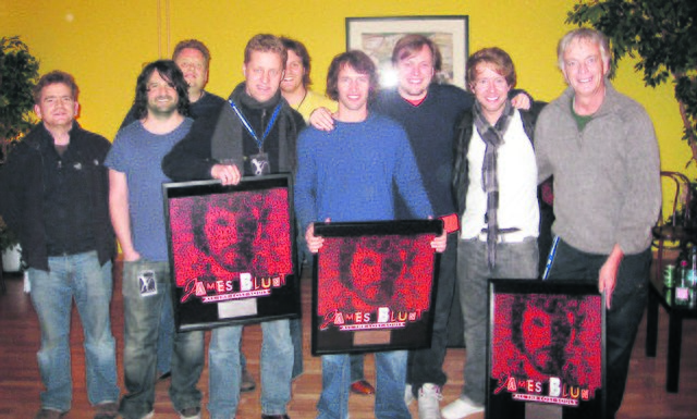Ehrung für eine ausverkaufte Tournee: Veranstalter Folkert Koopmanns (li. mit Bilderrahmen) zeichnete Popstar James Blunt (re. daneben), dessen Band und Crew aus | Foto: FKP Scorpio