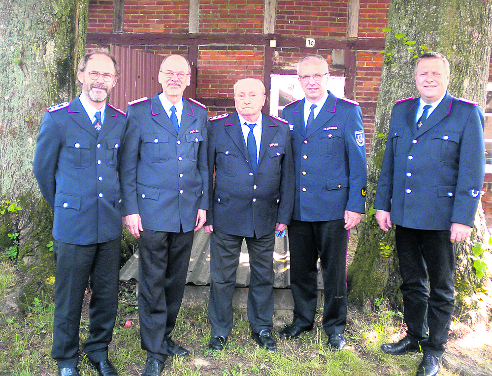 Glückwunsch zur Ehrung (v. li.): Michael Ole Nielsen, Dieter Mertens, Karl Heinz Gellersen, Volker Bellmann und Michael Stutzer
