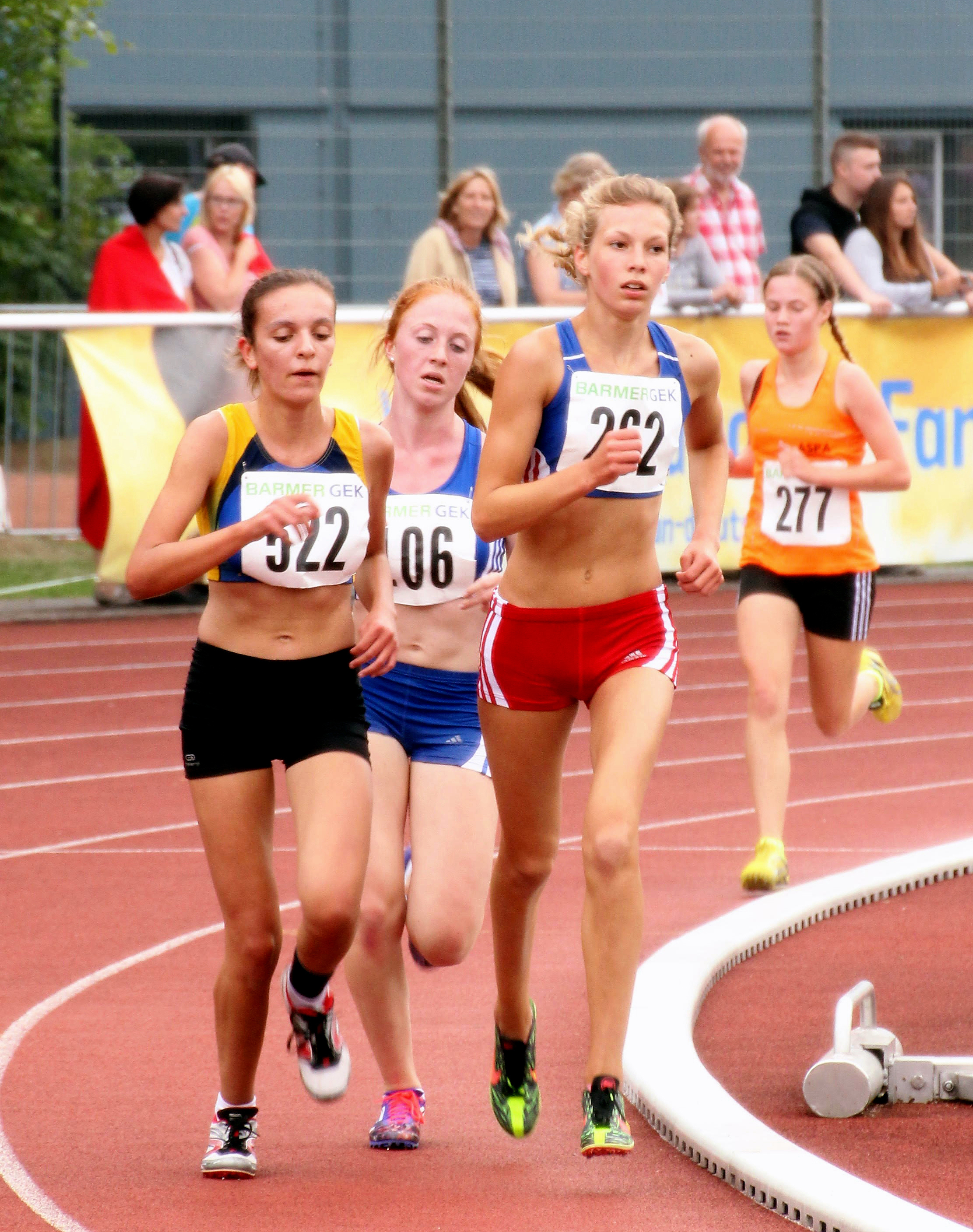 Im Laufschritt dem Ziel entgegen: Lena Helmboldt (Zweite v.r.), die bei der U16-DM in Köln in neuer persönlicher Bestzeit einen starken 14. Patz belegte