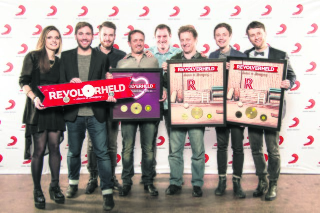 Bei der Goldverleihung für die Rockband "Revolverheld" für deren Album "Immer in Bewegung" wurde auch Folkert Koopmans (3. v. re.) als langjähriger Tourneeveranstalter bedacht | Foto: FKP Scorpio