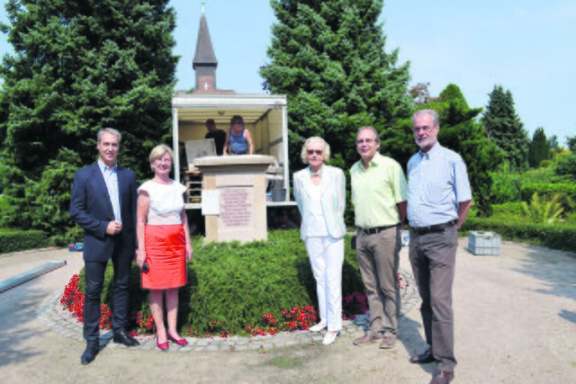 Rüdiger Brummer vom Friedhofsausschuss (re.), Pastor Gerald Meier (2. v. re.) und Samtgemeinderat Stefan Walnsch mit Irene Vorwerk (3. v. re.) und Lilian Bormann von der Friedrich und Irene Vorwerk-Stiftung, die bereits Unterstützung zugesagt haben