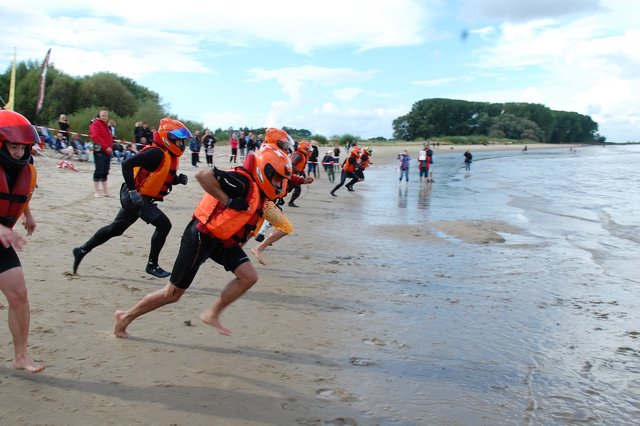 Start mit einem Sprint zum Boot