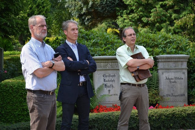 Beobachteten den Abbau des Engels (v. li.): Rüdiger Brummer vom Friedhofsausschuss, Samtgemeinderat Stefan Walnsch und Pastor Gerlad Meier