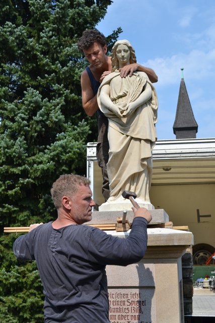 Johannes Victor schlägt Keile ein, damit der Engel gekippt werden kann