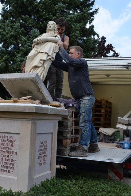 Keine leichte Aufgabe, den 250-Kilo-Engel auf die Palette zu legen