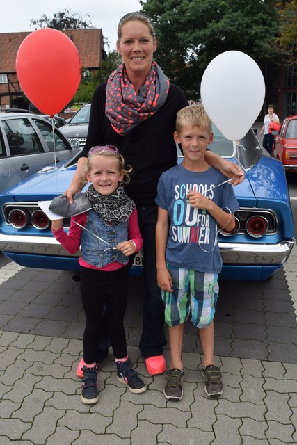 War sehr angetan von den vielen, alten Karosserien: Diana Kläring mit ihren Kindern Maximus (7) und Leona (5)