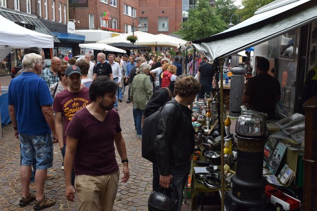 Auch der Sammler- und Teile-Markt wird jährlich zum Besucher-Magneten: Oldtimer-Treffen in Winsen