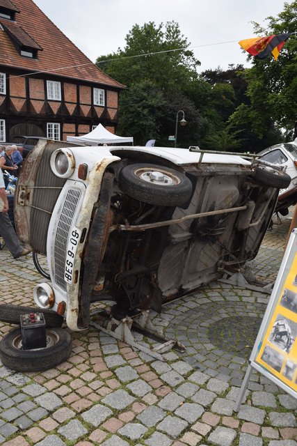 Ein verrosteter Trabbi von unten: Oldtimer-Treffen in Winsen
