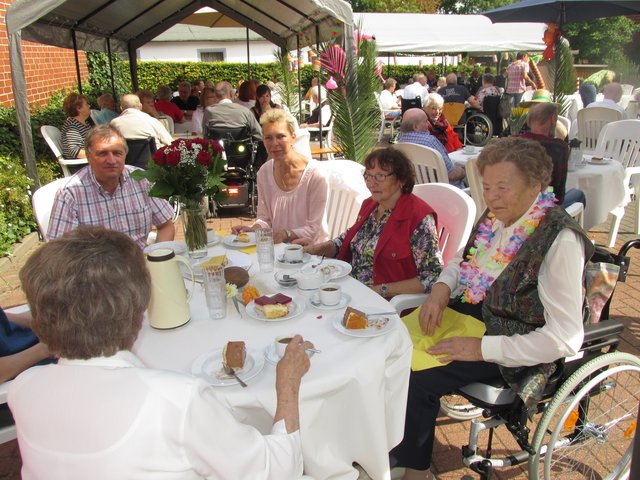 Gemütliches Beisammensein beim Sommerfest im "Kuurs Hoff". Ella Richter (vorne rechts) feierte an diesem Tag auch ihren Geburtstag. Mitarbeiter und Gäste brachten ihr ein Ständchen zu ihrem Ehrentag
