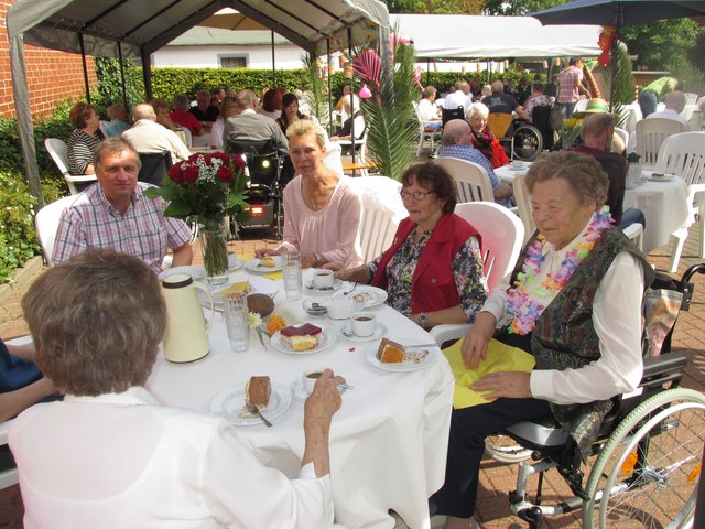 Gemütliches Beisammensein beim Sommerfest im "Kuurs Hoff". Ella Richter (vorne rechts) feierte an diesem Tag auch ihren Geburtstag. Mitarbeiter und Gäste brachten ihr ein Ständchen zu ihrem Ehrentag | Foto: Kuurs Hoff