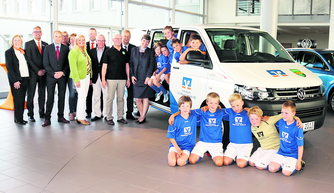 Vertreter der Volksbank Lüneburger Heide, der Gemeinde Seevetal, des Autohauses Wolperding und der Allstars freuen sich zusammen mit den E-Junioren des TSV Over-Bullenhausen über den neuen Mannschaftsbus