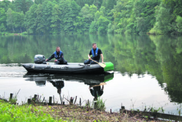 Vom Schlauchboot aus durchsuchten die Beamten den Uferbereich des Sees