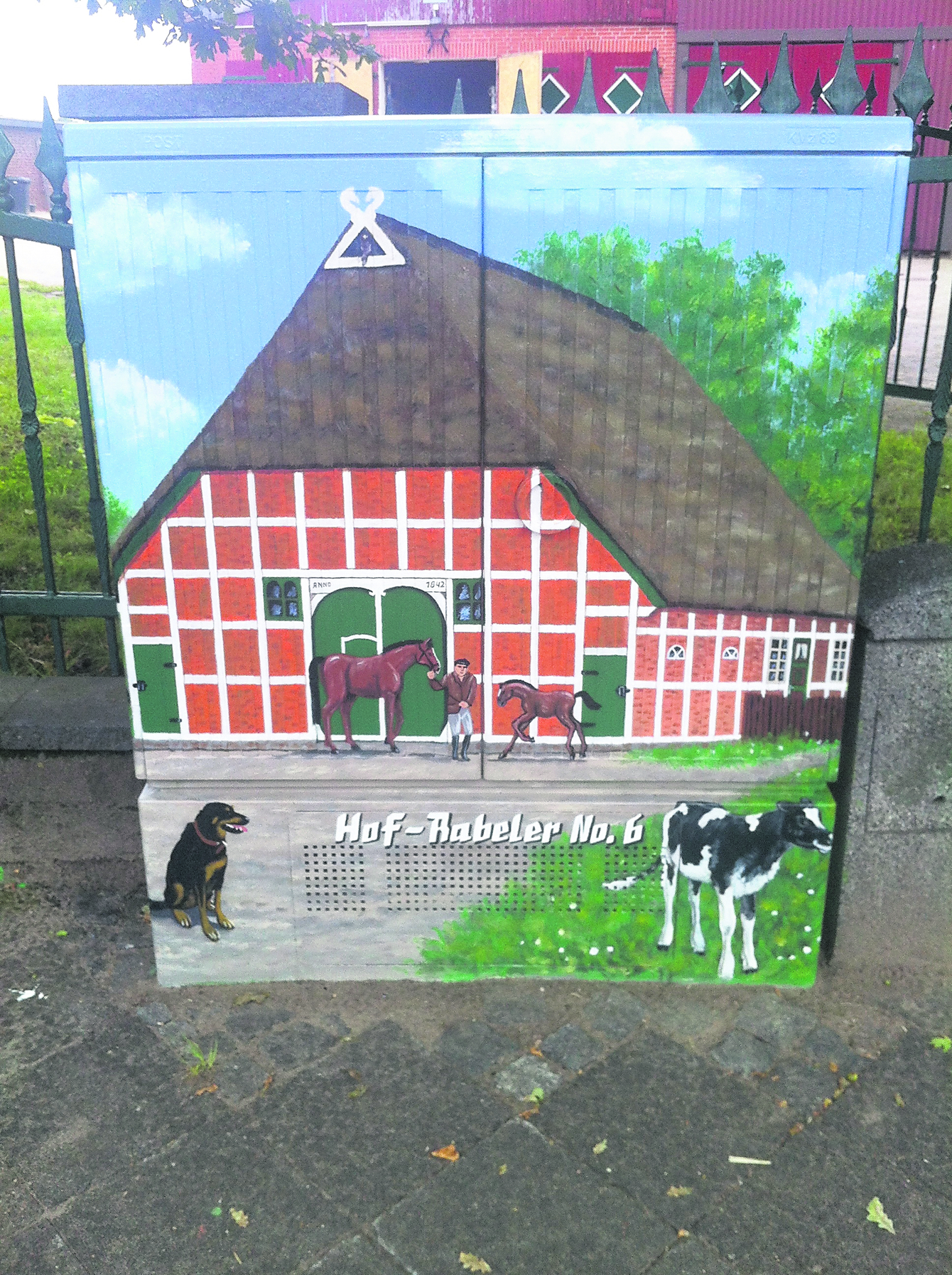 Ein Bild vom alten Hof Rabeler ziert diesen Verteilerkasten