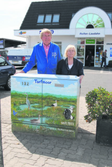 Ingelore und Hans-Peter Laudahn freuen sich über den "Torfmoor"-Verteilerkasten
