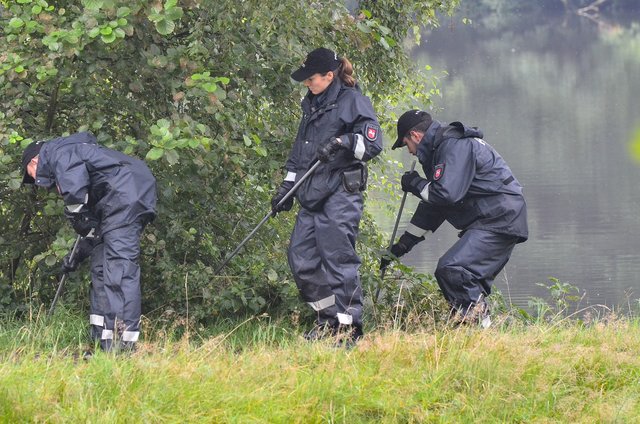 Eine Hundertschaft der Polizei sucht den gesamten Bereich um den See ab | Foto: Tobias Johanning