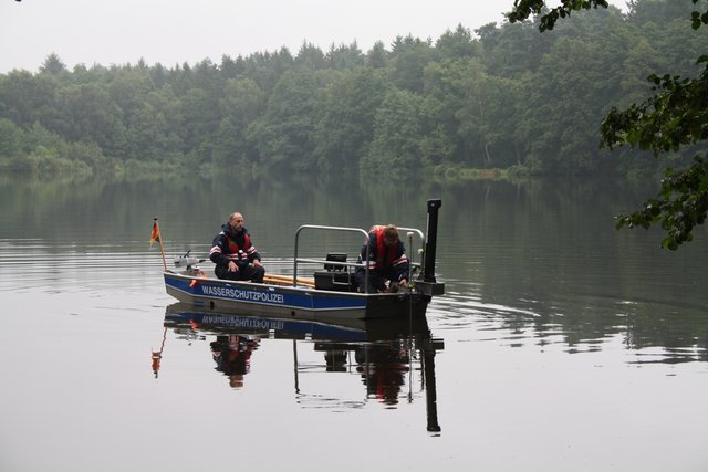 Mit einem Sonarboot suchen Beamte der Wasserschutzpolizei den See nach den Leichen der Vermissten ab