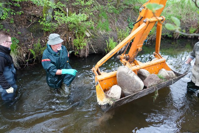 Einsatz an der Seeve: Mit schwerem Gerät schaffen die Naturliebhaber große Steine an den Heidefluss | Foto: Thomas Müller