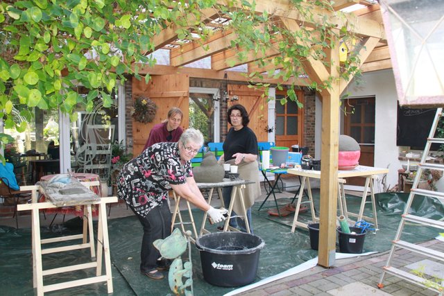 Auf der Beton-Party vermischt sich Baustellen-Atmosphäre mit Atelier-Flair: Monika Fels-Borgwardt (re.) mit ihren Gästen Manuela (hi. li.) und Anke