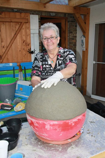 Partygast Anke formt eine riesige Schale um einen Ball