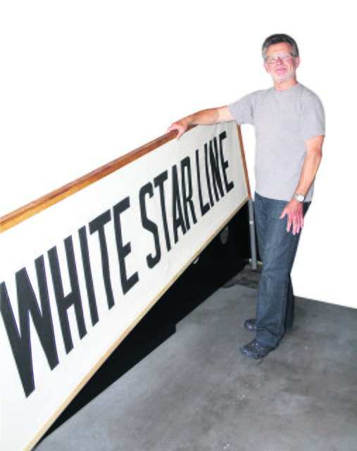 Jürgen Huckauf mit dem Schriftzug der Reederei für die Gangway der Bühnen-Titanic