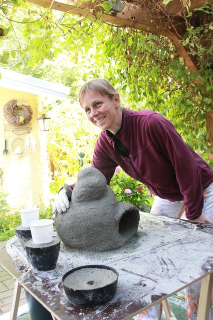 Manuela hat auf der Beton-Fete eine Schnecke modelliert