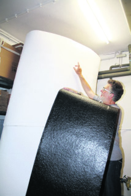 Schon jetzt überragt der Schornstein den Bastler, dabei muss der schwarze Teil noch oben drauf gebaut werden