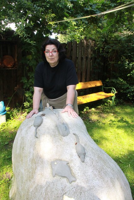 Monika Fels-Borgwardt mit einer Garten-Skulptur
