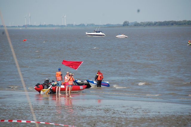 Rettungskräfte am Ufer der Elbe