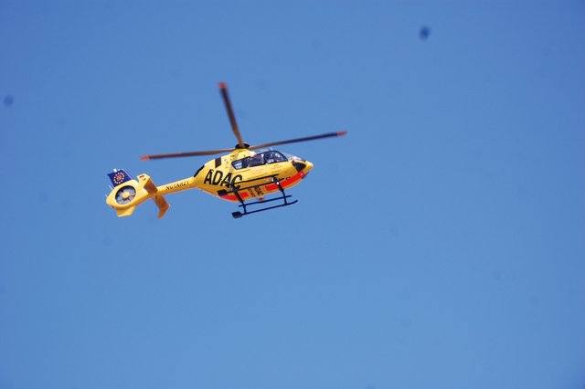 Der Rettungshubschrauber brachte den Verletzten in ein Hamburger Spezialkrankenhaus