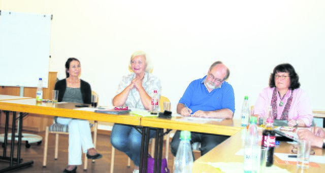 "Eine Rampe macht keinen Sinn": Kirchenvorstands-Vorsitzende Malene Schröder (2. v. li.) hat ihre in einer Vorstandssitzung gemachte Zusage inzwischen nach Prüfung der Fakten revidiert | Foto: archiv/ce