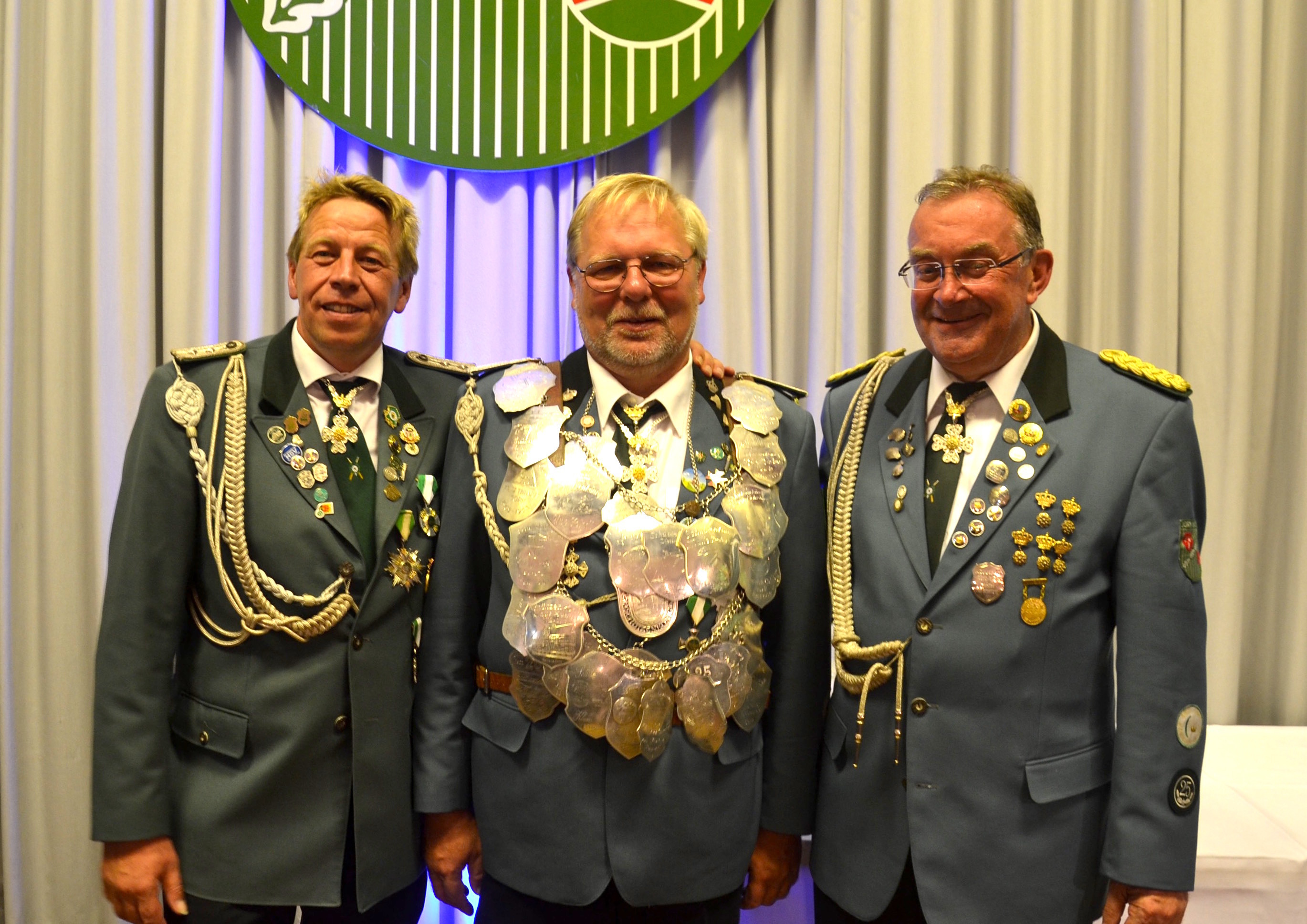 Der neue Schützenkönig Heino Scheibe (mitte) mit seinen Adjutanten Claus Moje (rechts) und Malte Petersen