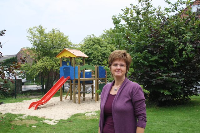 Dorothea Knoll im Garten der Kita-Außenstelle