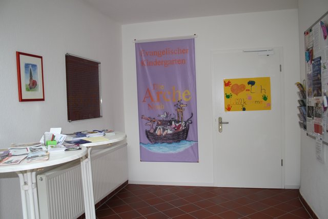 Im Eingangsbereich des Gemeindehauses wurde eine Tür eingezogen, um die Kita abzutrennen