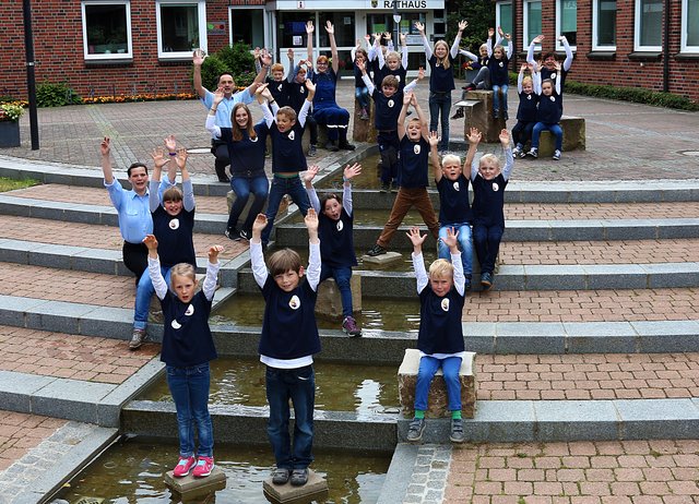 Die in diesem Jahr gegründete Kinderfeuerwehr mit ihren Betreuern | Foto: Albin Zirk