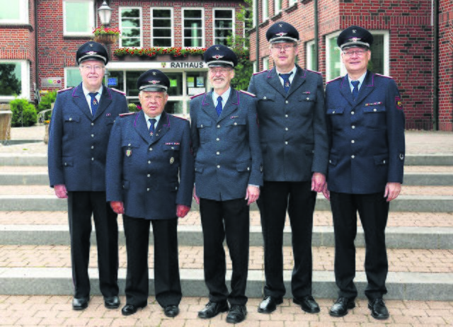 Ortsbrandmeister der vergangenen Jahrzehnte (v. re.): der amtierende Wehrchef Stephan Boenert mit seinen Vorgängern Karsten Vincke, Dieter Mertens, Ludwig Mädge und Peter Lexau | Foto: Albin Zirk