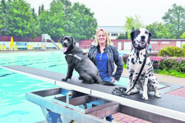 Freibadfördervereins-Vorsitzende Jasmin Kramer mit Ronja und Holly