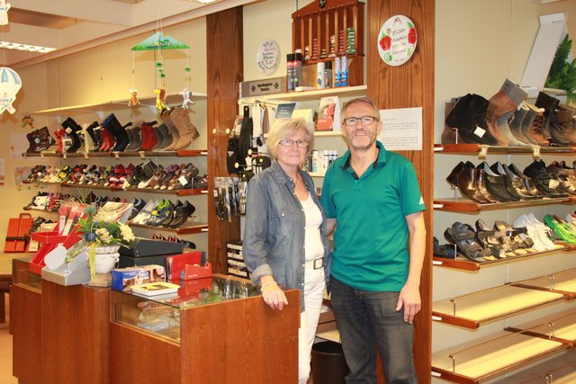 Klaus-Dieter und Karin Fitschen in ihrem Schuhgeschäft