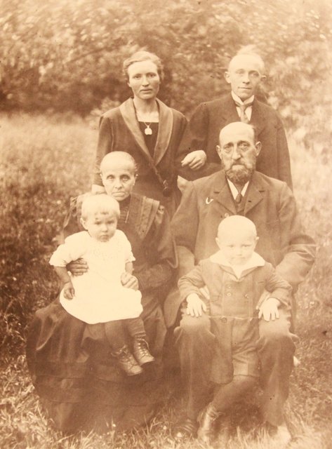 Aus Klaus-Dieter Fitschens Familienalbum: Urgrußvater und Firmengründer Klaus Fitschen (mitte re.), Grußvater Dietrich (hi. re.) und Vater Klaus (vorne re.) | Foto: Fitschen privat