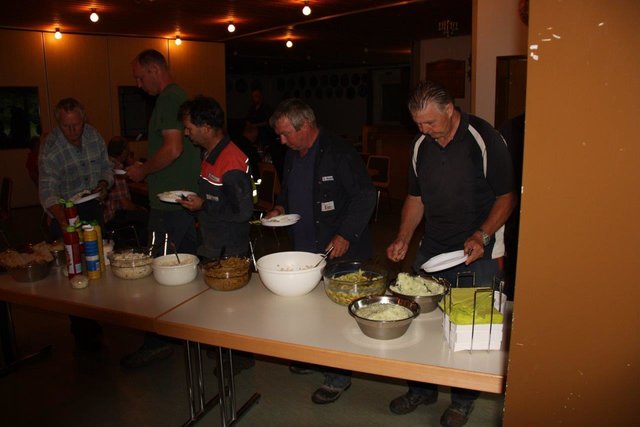 Das schmeckt! Anwohner hatten für die Bauarbeiter auf der Schierhorner Großbaustelle ein Grillfest organisiert | Foto: Jens Oldach