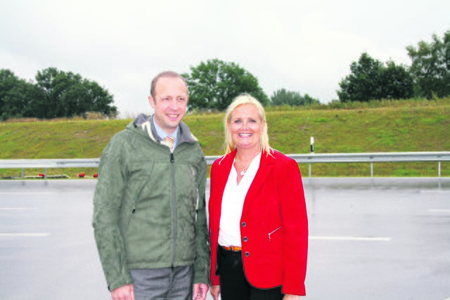Freude über das pünktlich abgeschlossene Großbauprojekt: Kreisrat Dr. Björn Hoppenstedt und Bürgermeisterin Martina Oertzen