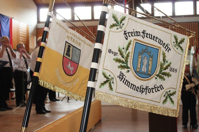 Die neue Standarte (re.) der Feuerwehr Himmelporten | Foto: Stefan Braun / Feuerwehr