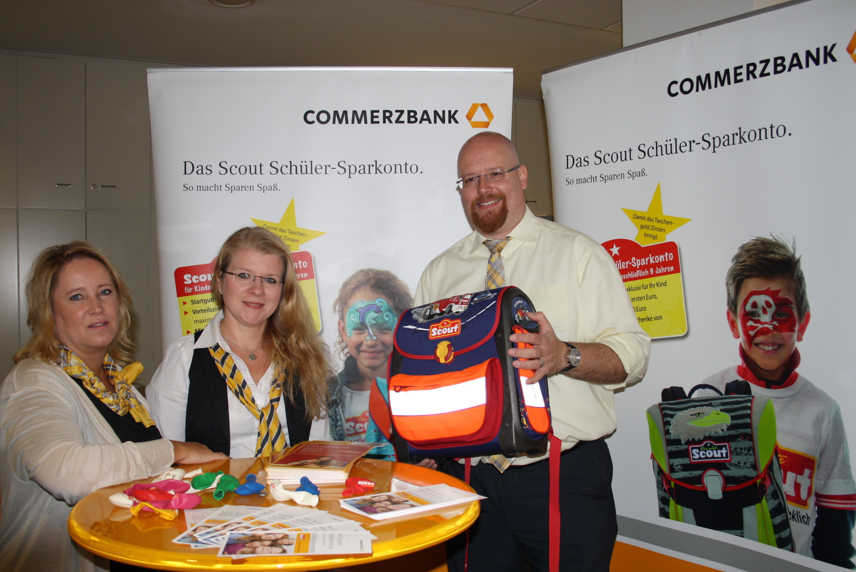 Ein Konto zum Schulanfang: Niels Kruse und sein Team von der Commerzbank in Buxtehude beraten gerne